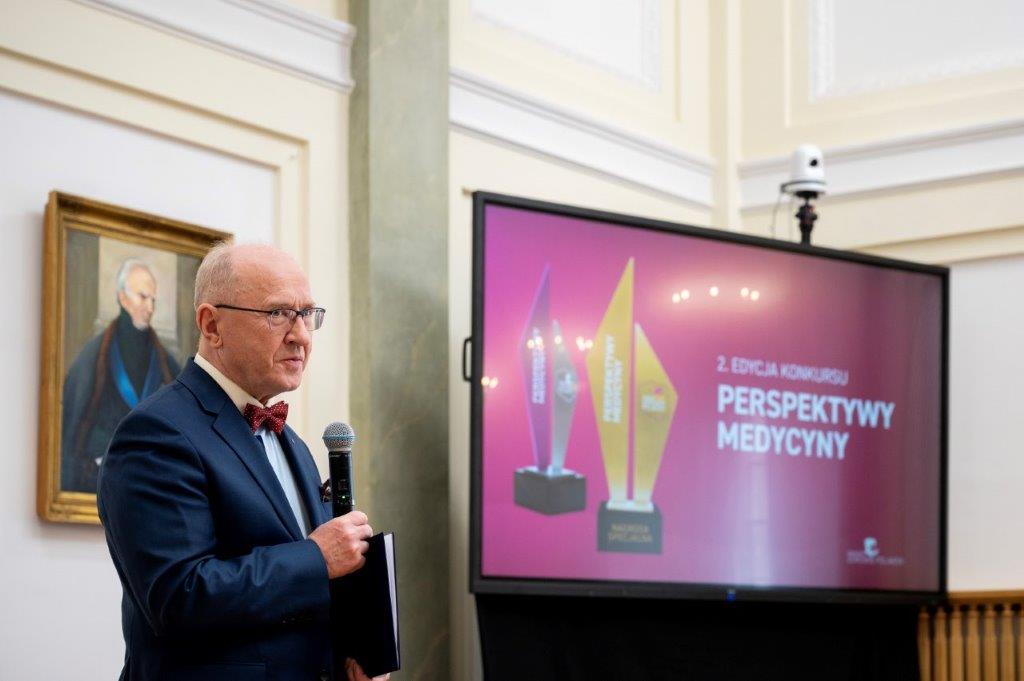 Prof. Henryk Skarżyński podczas uroczystej gali wręczenia nagród w konkursie „Perspektywy Medycyny” 2022
